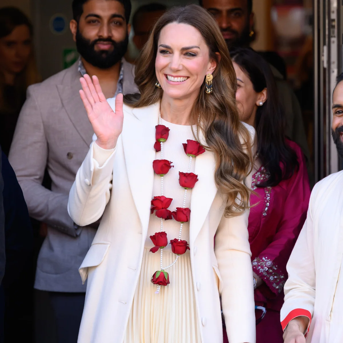 キャサリン皇太子妃は洗練された白のワントーンスタイルにインドの伝統的な首飾りで息を呑むような美しさ！ウィリアム皇太子は公務先で笑いを誘う