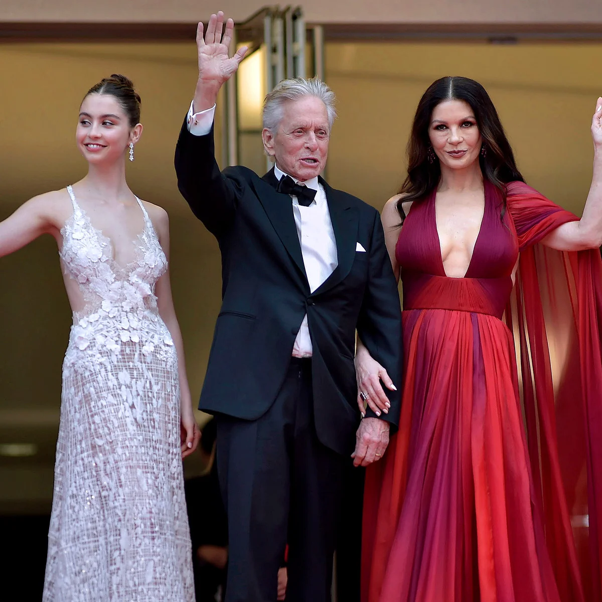 キャサリン・ゼタ＝ジョーンズの娘ケーリー、名門ブラウン大学を卒業！ 夫マイケル・ダグラスと娘の頬にキスするハッピーオーラ満点の写真を公開