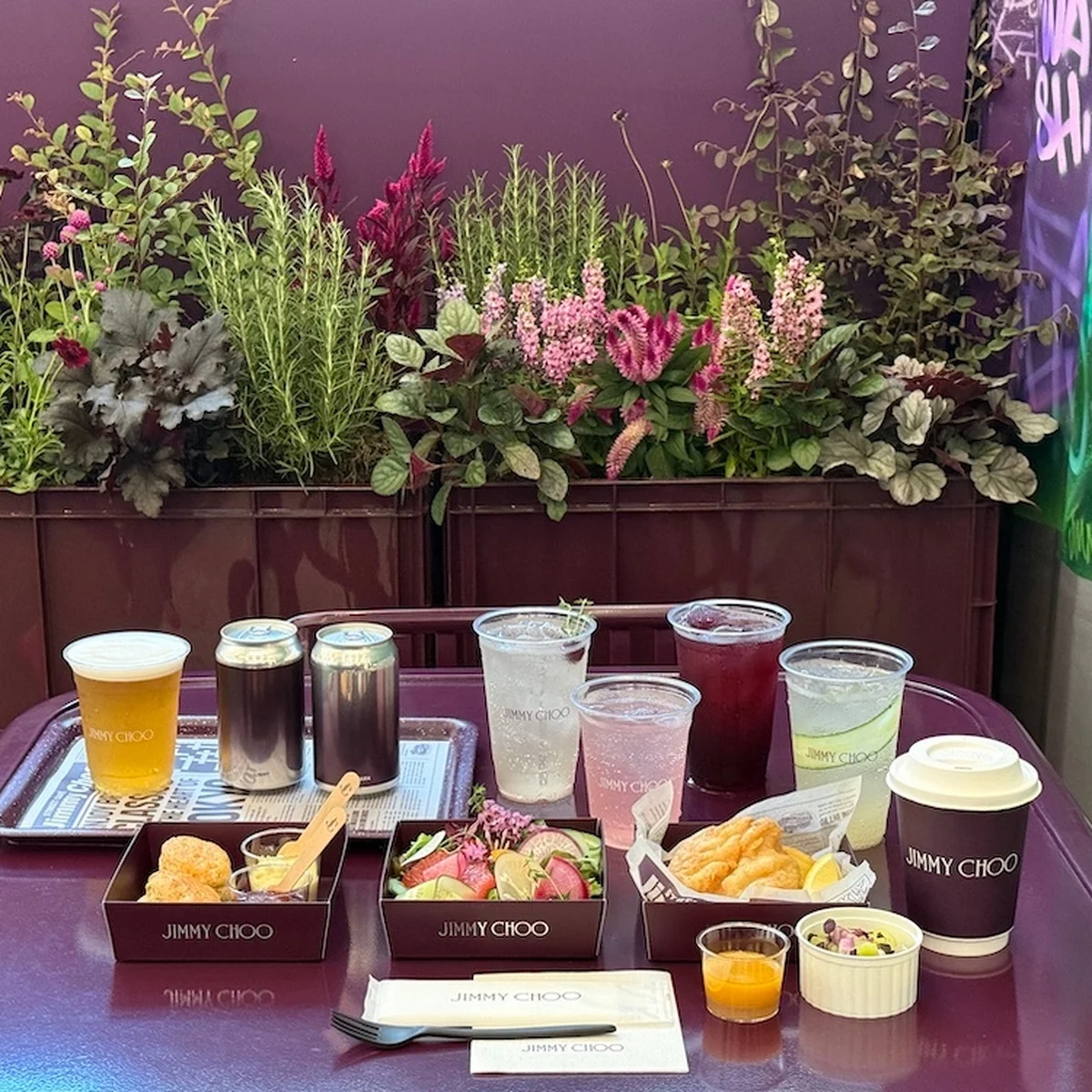 【ジミー チュウ】がロンドンのムードを東京で再現！ 「JIMMY CHOO ストリートカフェ銀座」オープン