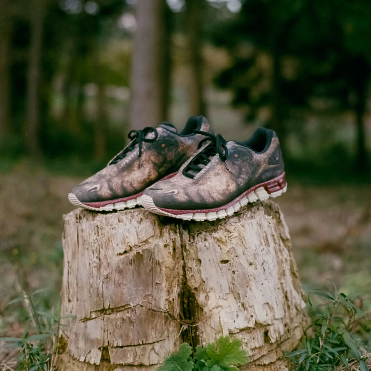 【アシックス スポーツスタイル×ダブレット】コラボスニーカーが登場！ “ジュラ紀”の世界観をまとう、遊び心あふれる一足