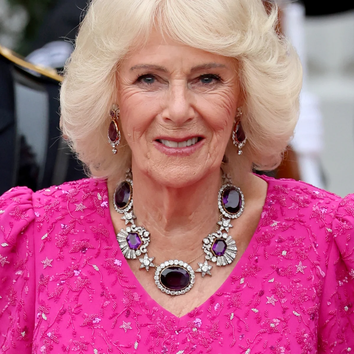 カミラ王妃、あえてティアラをつけず、 米国公式晩餐会で存在感を放った巨大なアメジストのジュエリーを選択