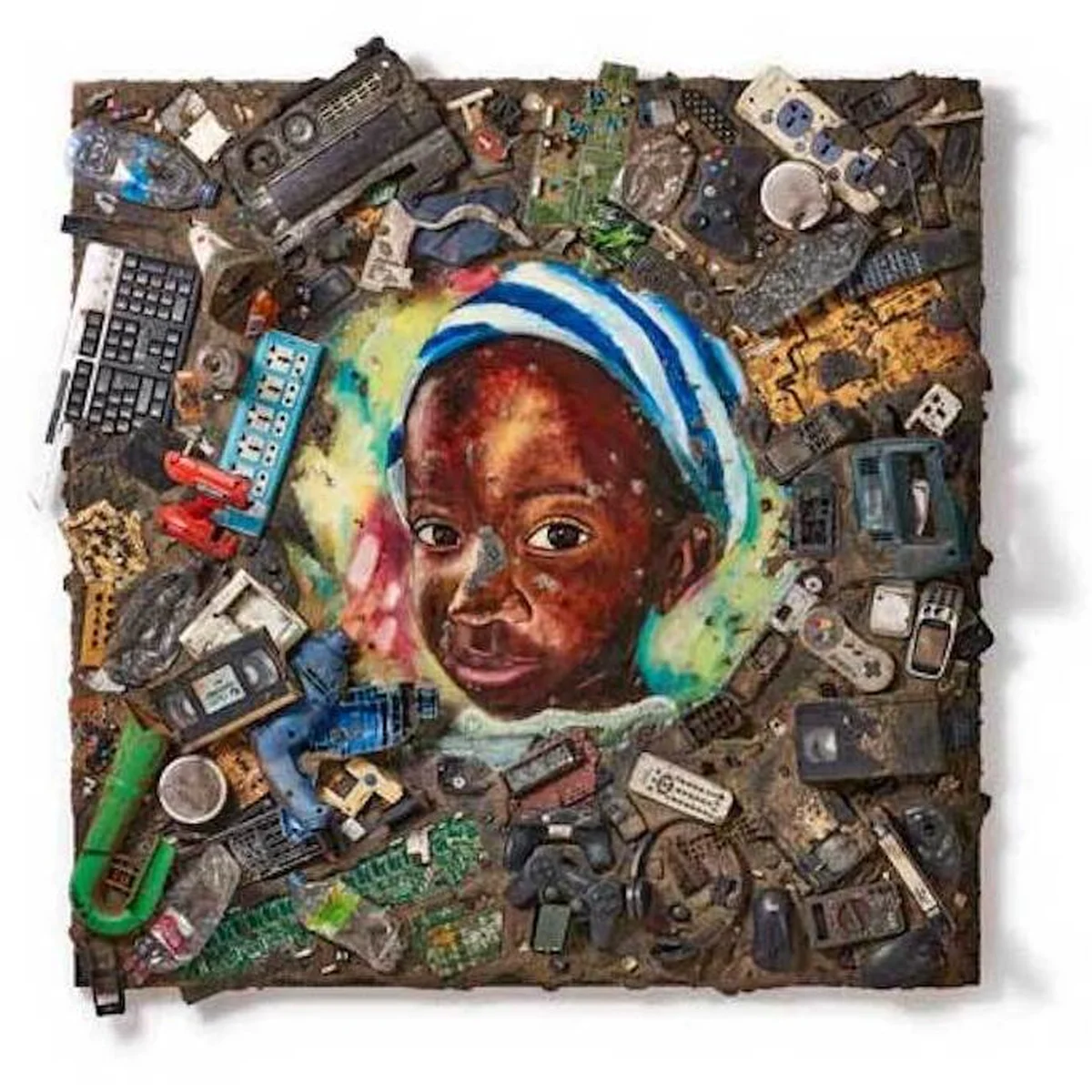 ガーナのスラム街を廃棄物アートで変える。長坂真護による初の美術館での個展が上野の森美術館にて開催中
