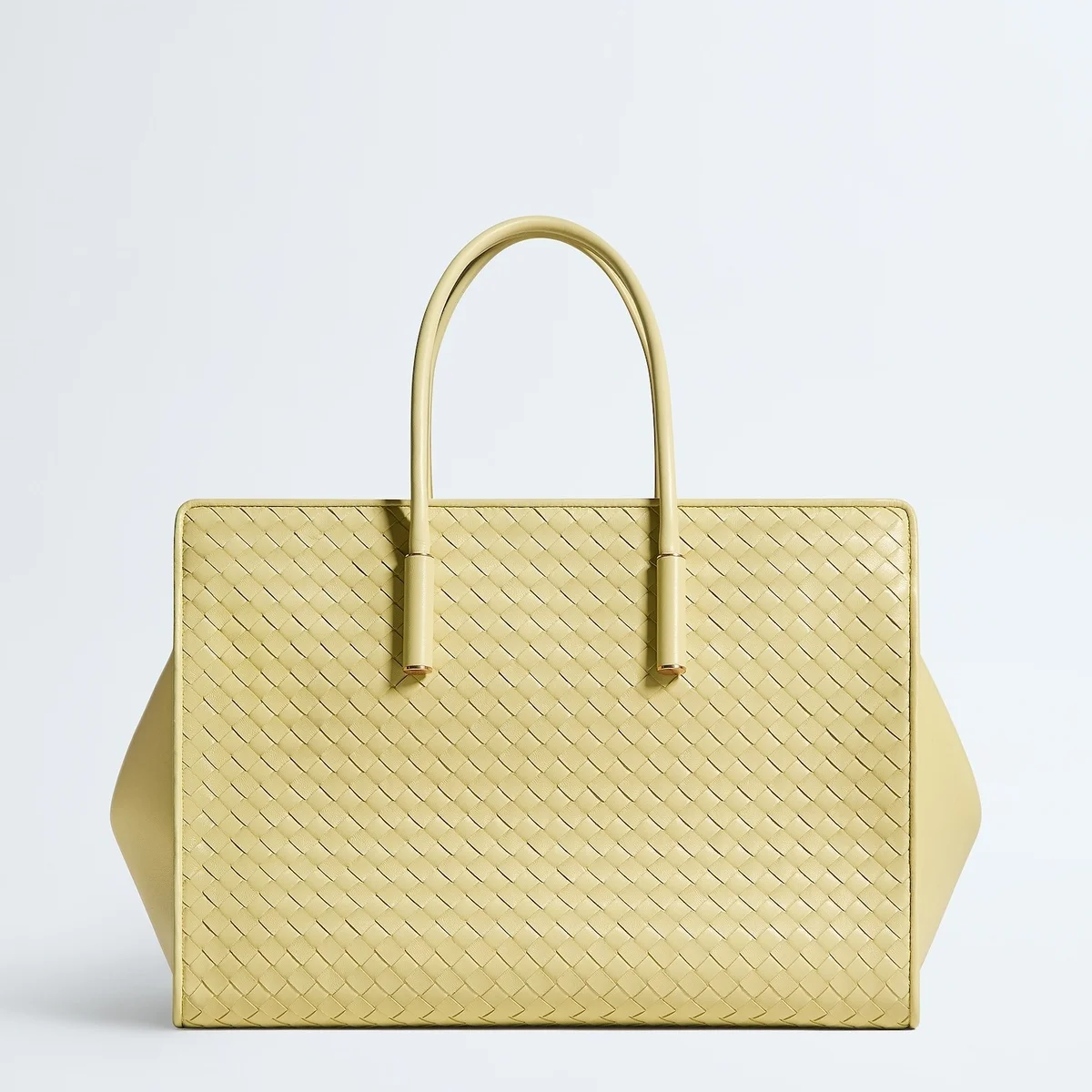 【ボッテガ・ヴェネタ】新作バッグ「バーバラ トート」が登場！ 持つ人のスタイルに合わせた3種類のサイズを展開