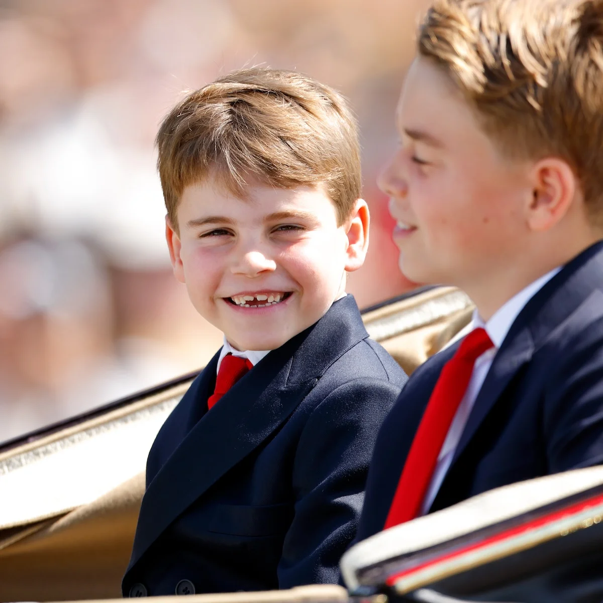 英国王室のアイドル、ルイ王子が８歳に！ 愛らしすぎる最新ポートレートと動画が公開され、ウィリアム皇太子と瓜ふたつと大反響！