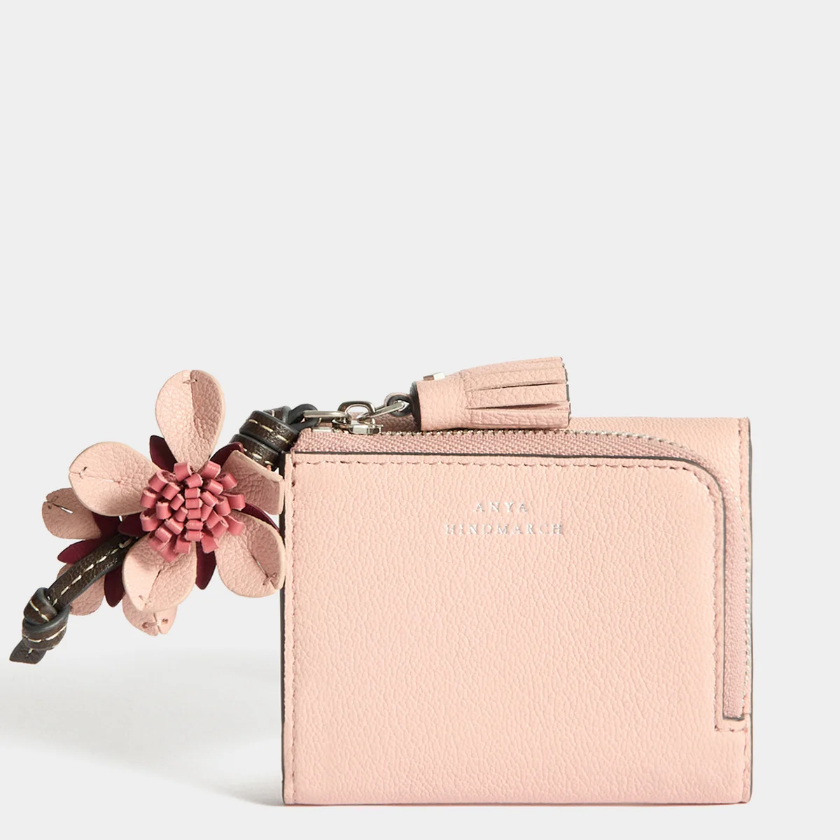 【アニヤ・ハインドマーチ】春に向けて 「Sakura」カラーの新作コレクションがローンチ。バッグや財布をラインナップ