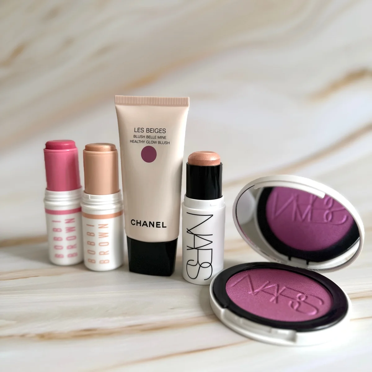 【シャネル】【NARS】ツヤは“盛る”から“足す”時代へ。2026年最新ハイライト＆チークでかなえる輝き【ボビイ ブラウン】