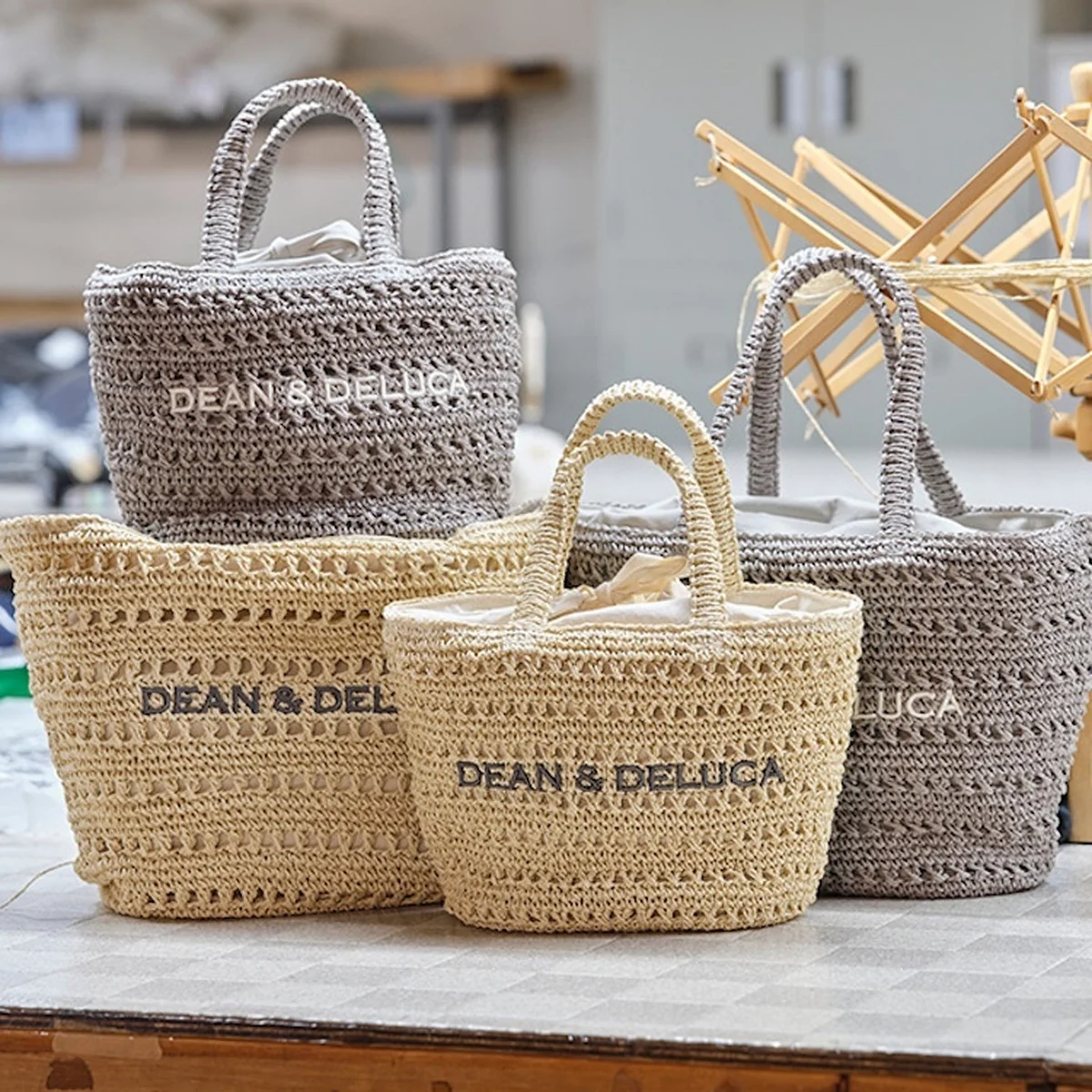 【DEAN & DELUCA】よりBEAMS COUTUREとのコラボによる手編みバッグが登場。「クロッシェバスケットバッグ」発売