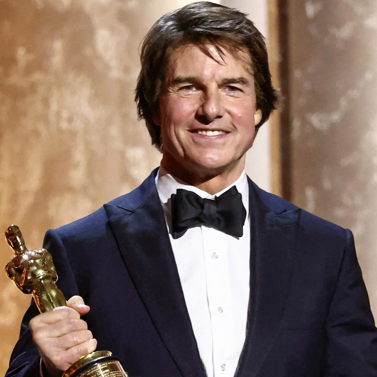 トム・クルーズがオスカー初受賞！念願の受賞に祝賀会ではダンスで大盛り上がり。一方、元妻ニコール・キッドマンについて沈黙を破る？！