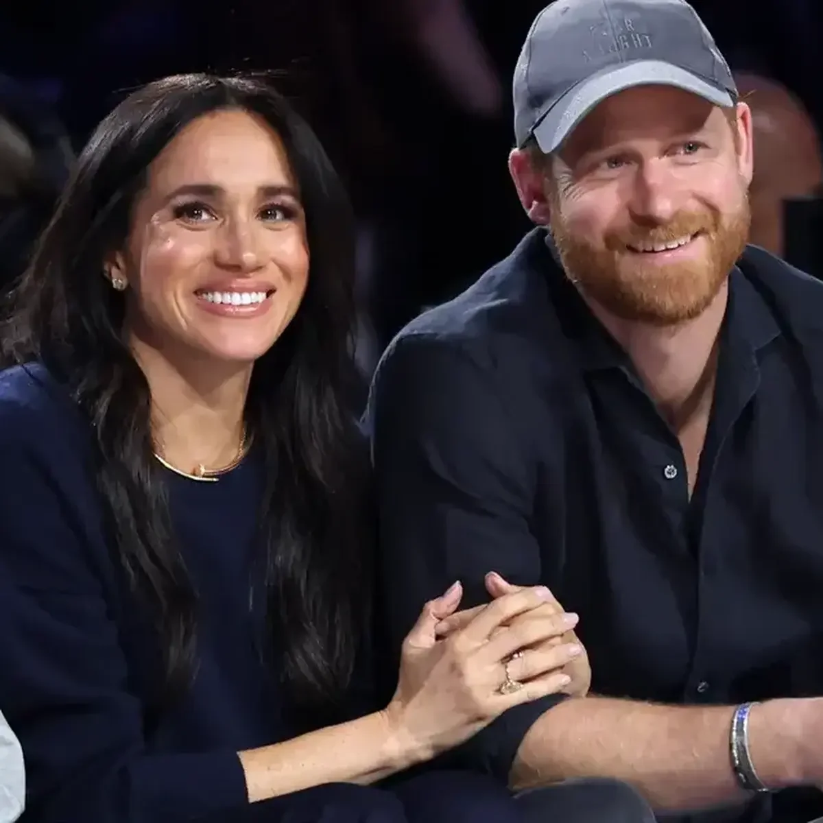 メーガン妃、婚約指輪よりも大きな、新しいダイヤモンドのリングをアピール！ 推定５カラットのリングに注目が集まる