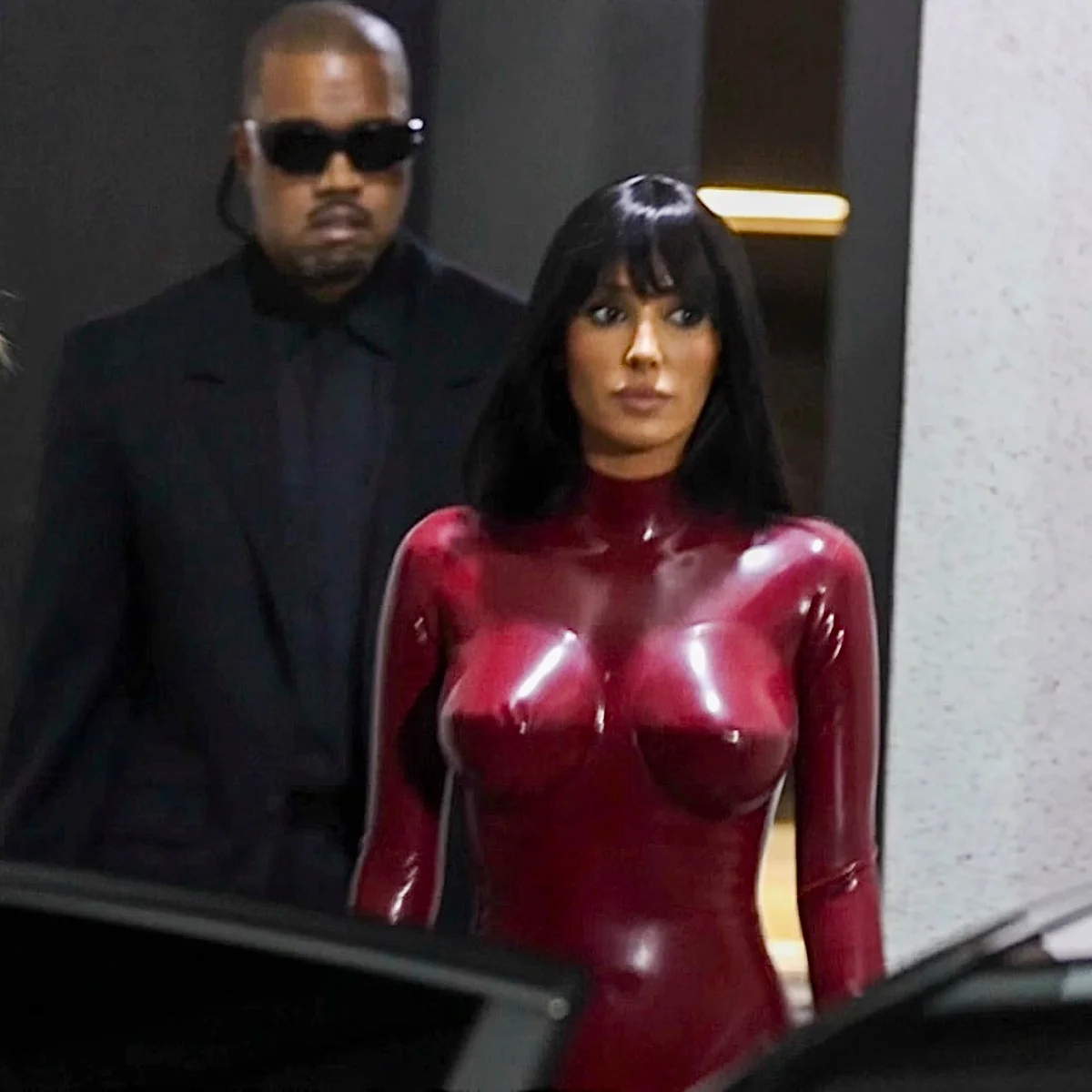 ビアンカ・センソリが「なぜ過激な衣装で露出するのか？」 という問に、独自のスタイルでインタビューに応じる。「カニエの洗脳ではない」と回答