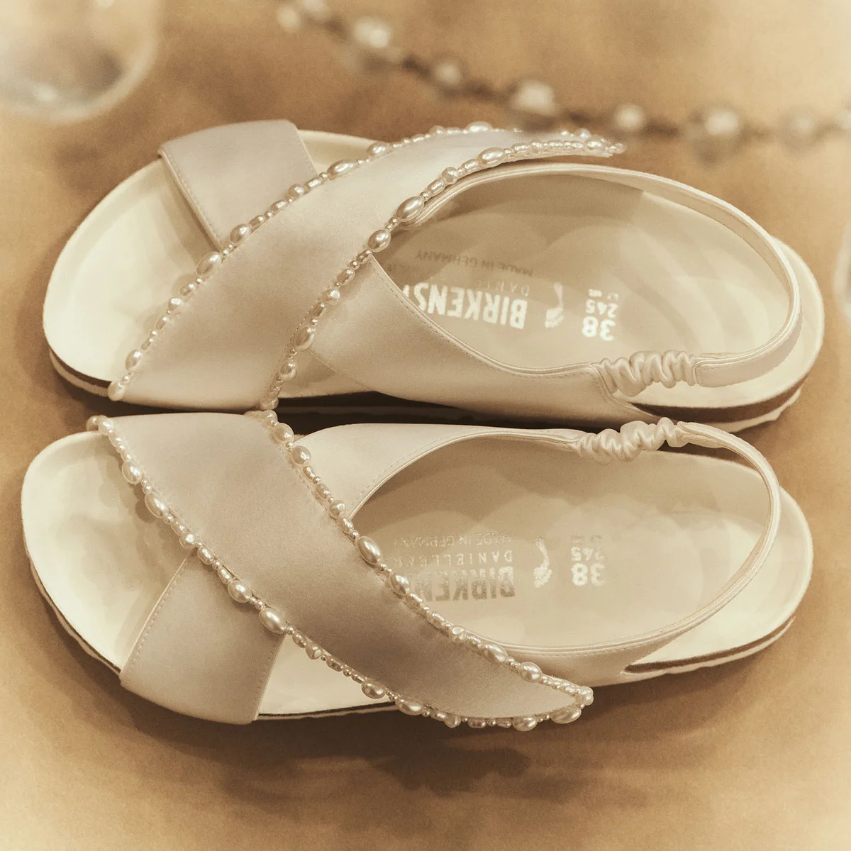 【ビルケンシュトック】と【ダニエル・フランケル】のコラボサンダル。純白をまとった「アリゾナ」や「マドリッド」が登場