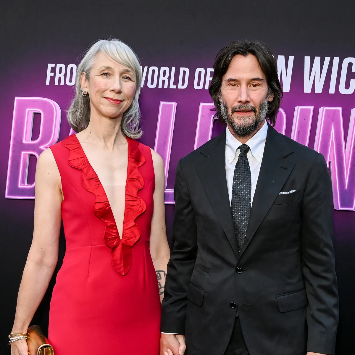 キアヌ・リーブスの恋人アレクサンドラ・グラントが結婚の噂を否定。キアヌとのキスショットとともに「これはAIじゃない」と投稿
