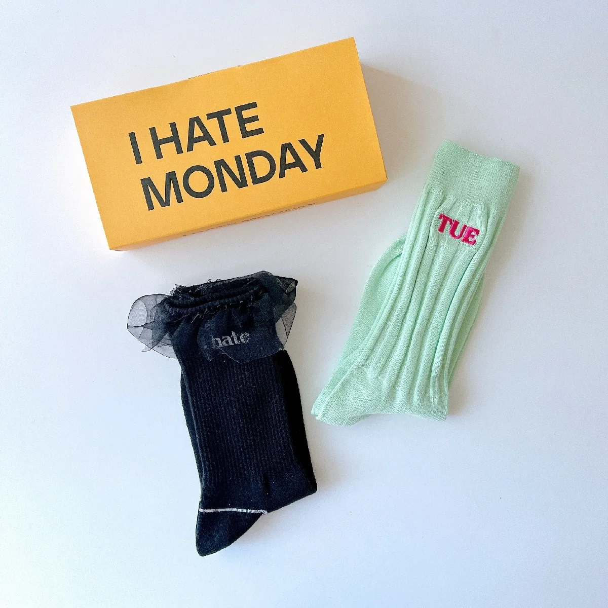 憂鬱な気分は【I Hate Monday】の靴下で吹き飛ばす！