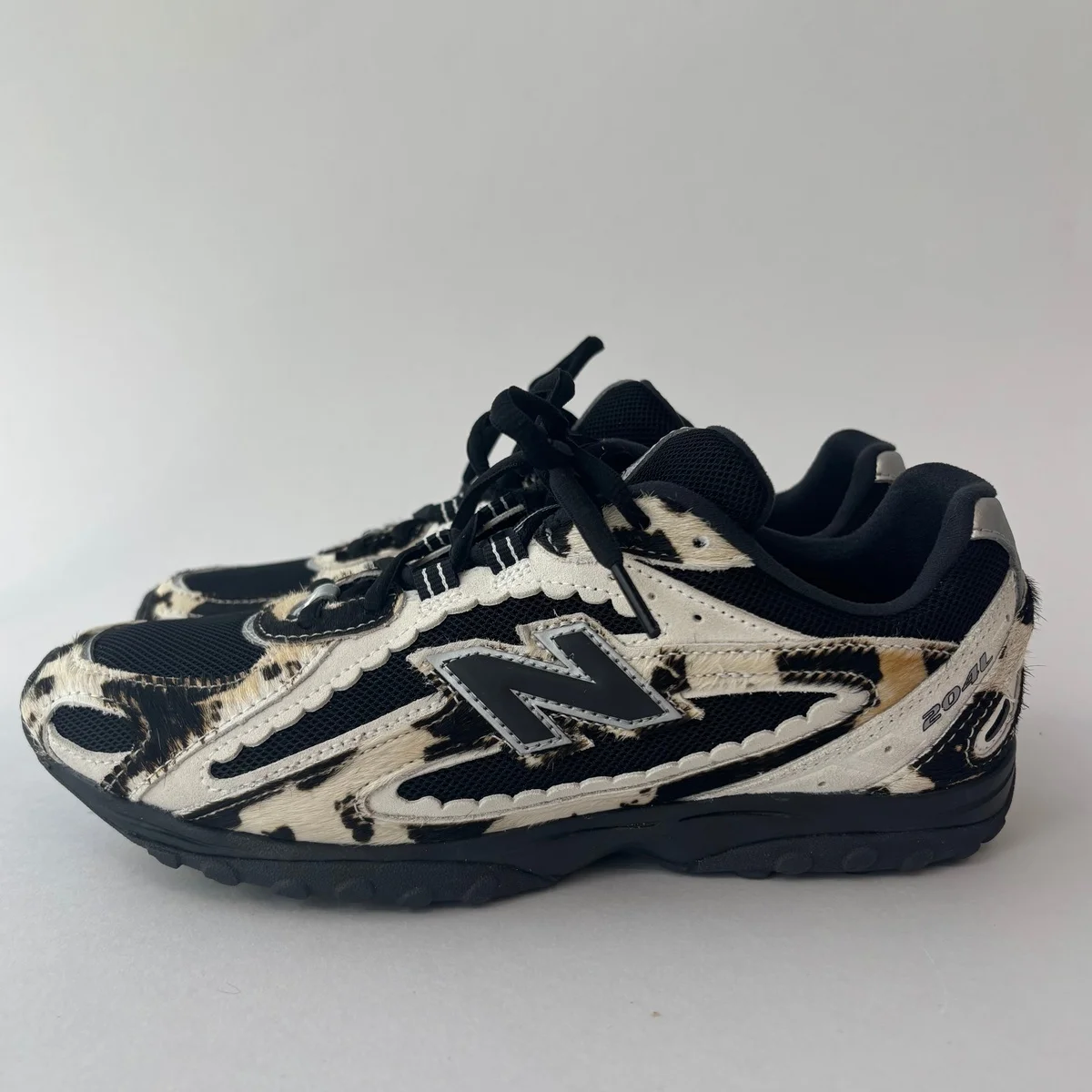 【ニューバランス】の牛柄スニーカーが、春のカンバセーションピース