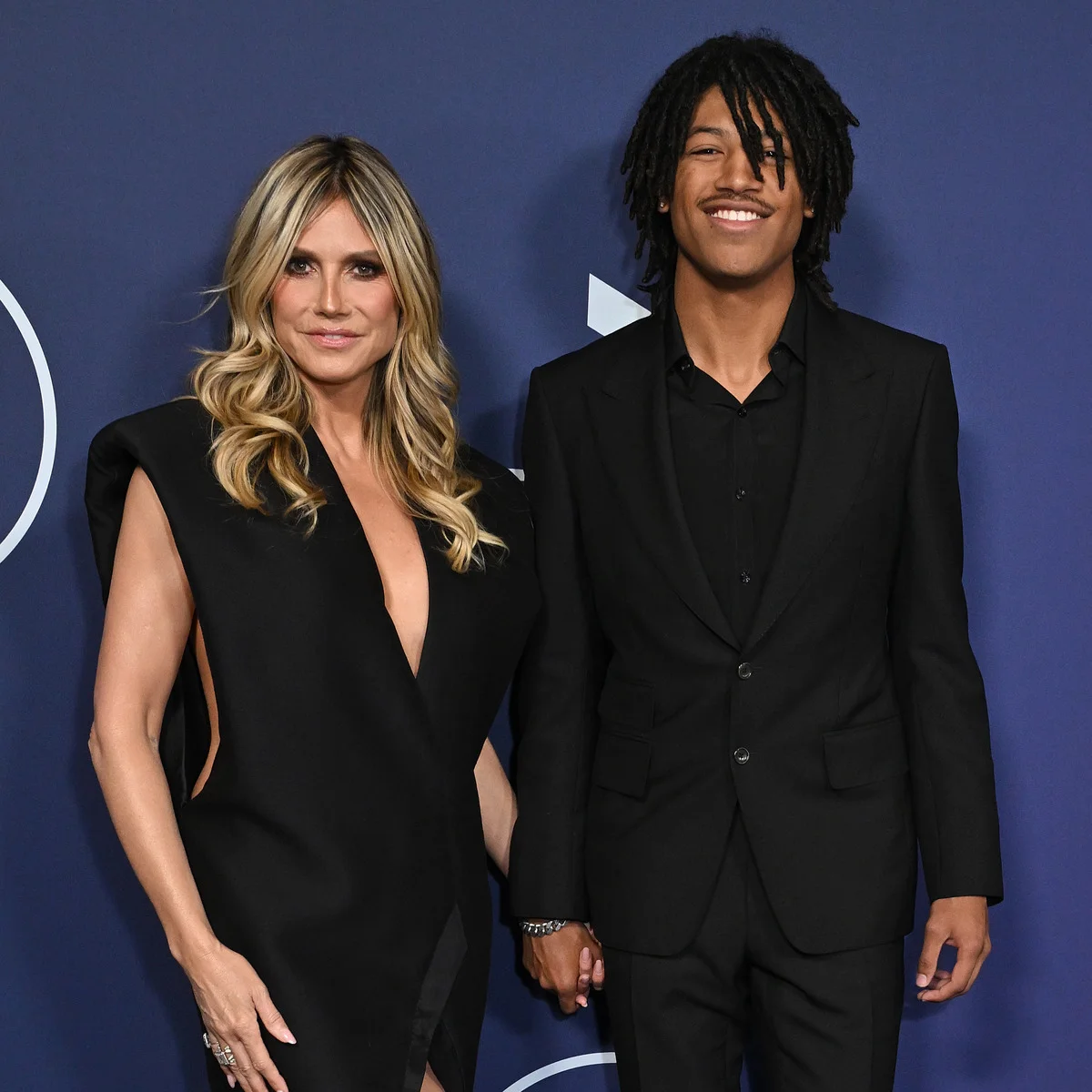 ハイディ・クルム、モデルデビューした19歳の息子ヘンリー・サミュエルと仲良く手を繋いでレッドカーペットに登場！