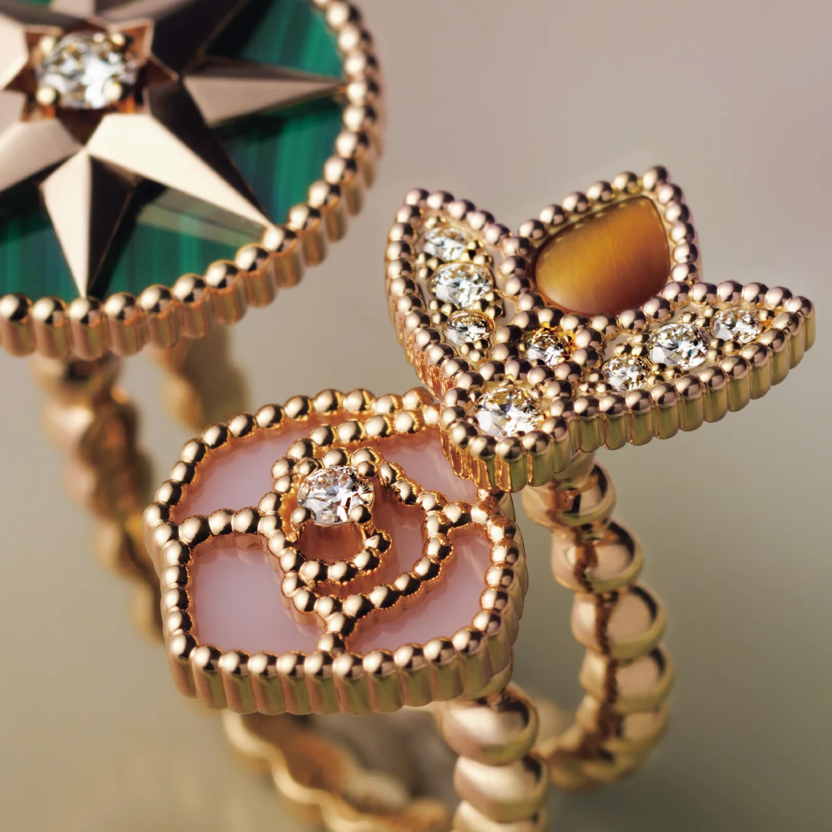 【ディオール】の名品「ローズ デ ヴァン」。物語から生まれる夢をデザインしたジュエリー