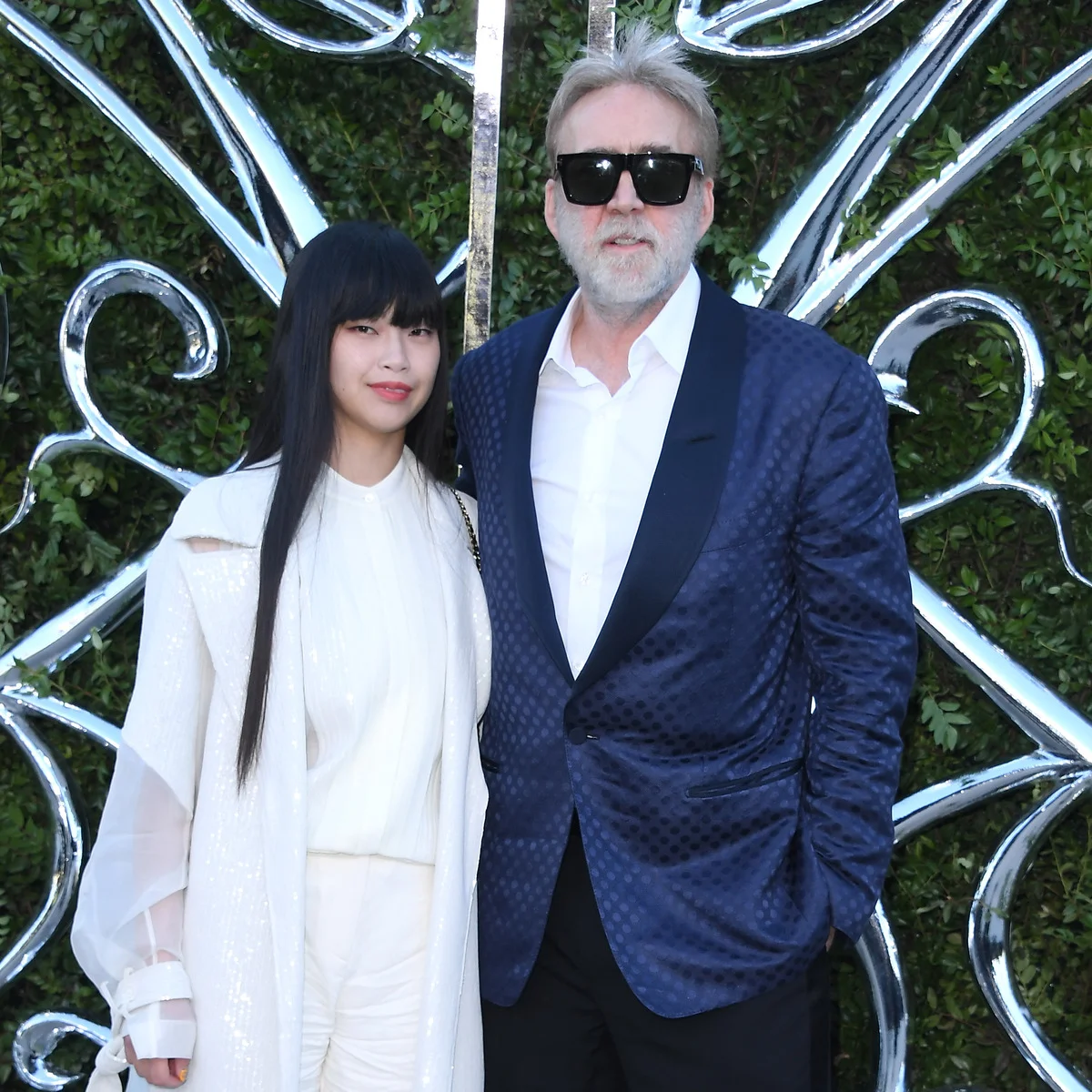 ニコラス・ケイジが別人!? シルバーヘアに大胆イメチェンし、 妻リコ・シバタと仲睦まじくレッドカーペットへ