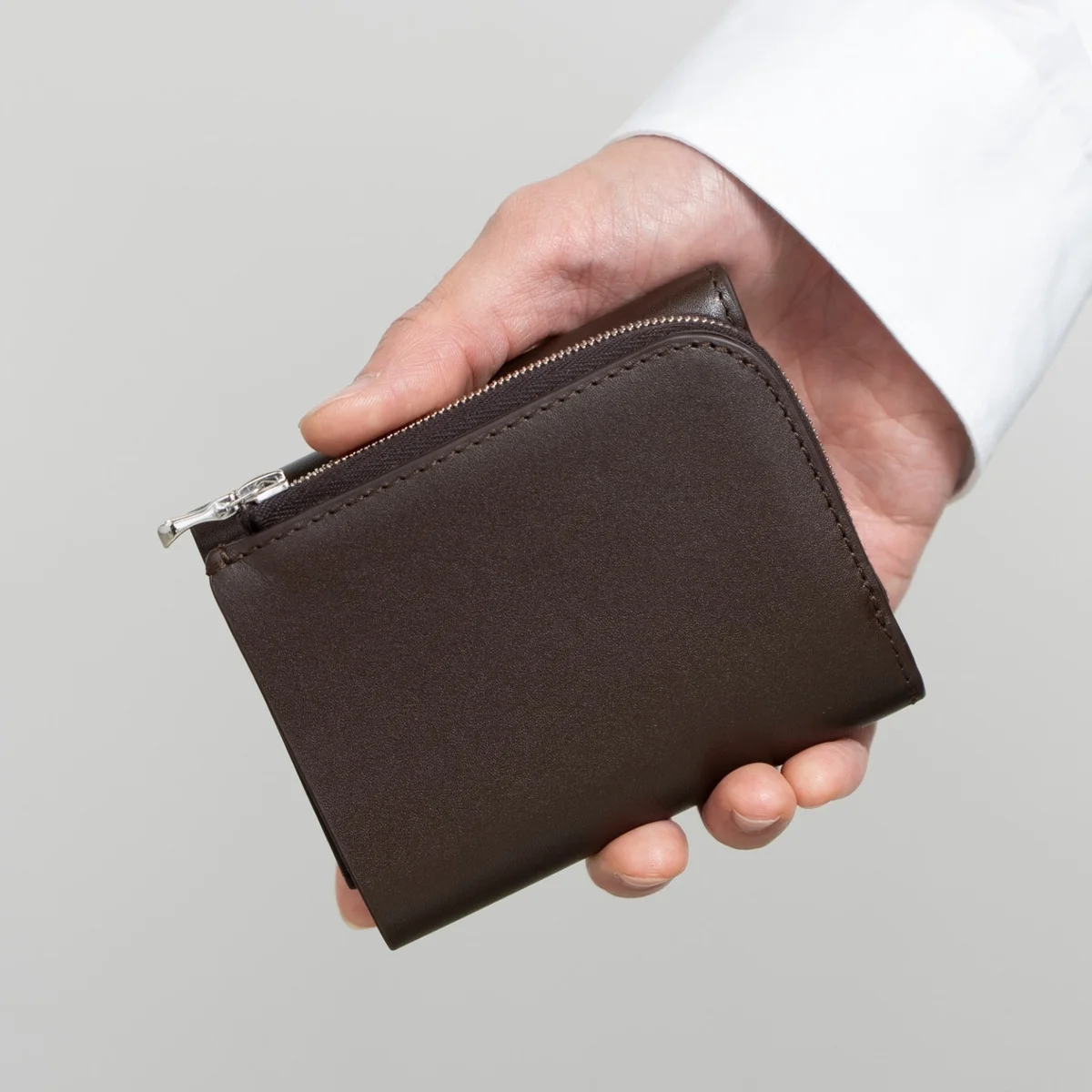 洗練された財布とコインケース。【アエタ】と【グラフペーパー】のコラボレーションアイテムに、新色ブラウンが追加