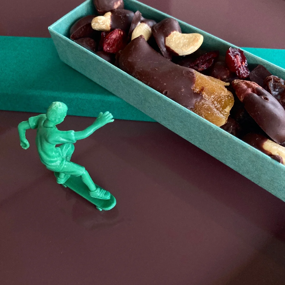 ささやかなギフトにも！ 小さな緑の箱に詰まったナッツ＆フルーツのチョコレート  #深夜のこっそり話 #1615