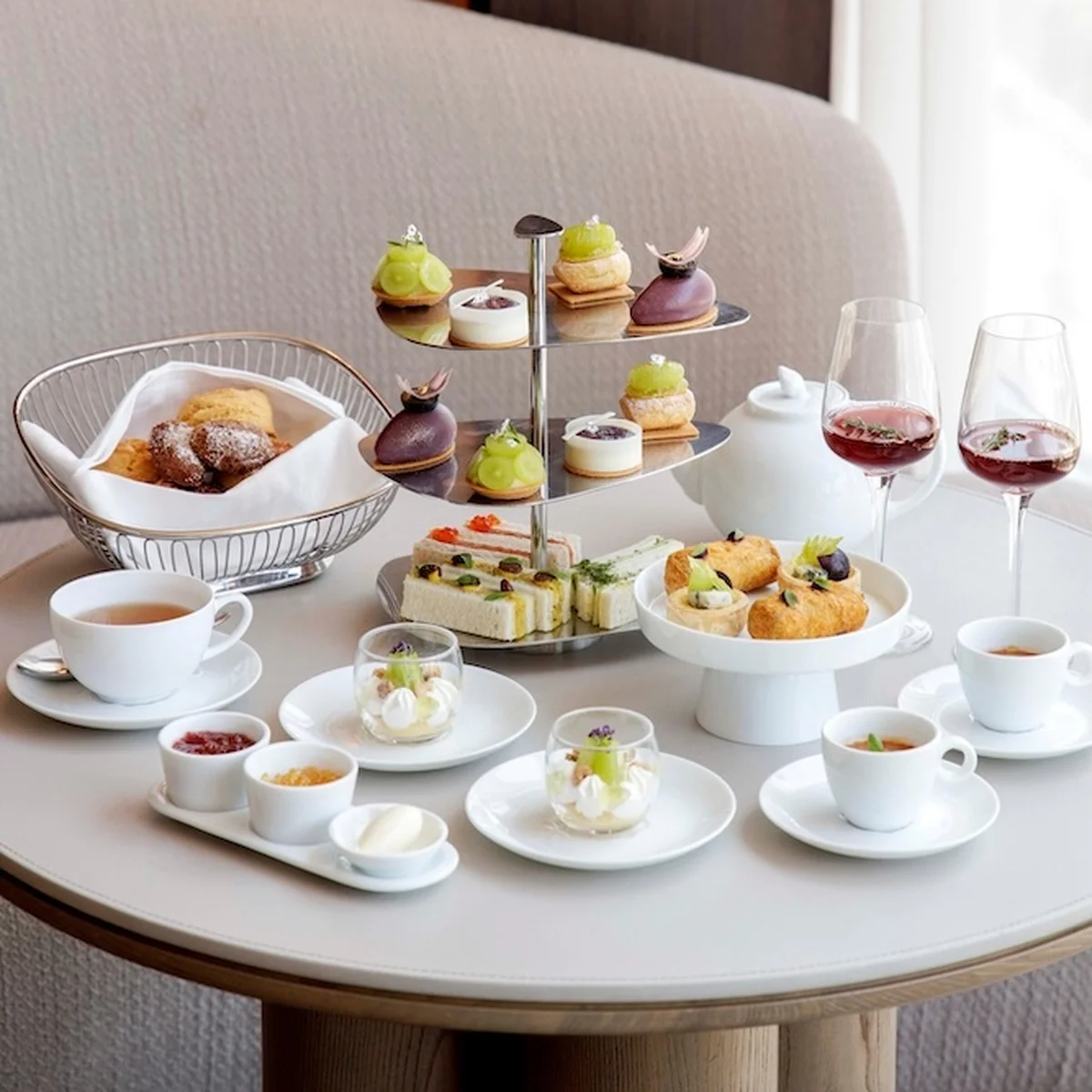 【フォーシーズンズホテル丸の内 東京】「MAISON MARUNOUCHI（メゾン マルノウチ）」にプレミアムな葡萄を堪能する「巨峰＆シャインマスカット アフタヌーンティー」が登場