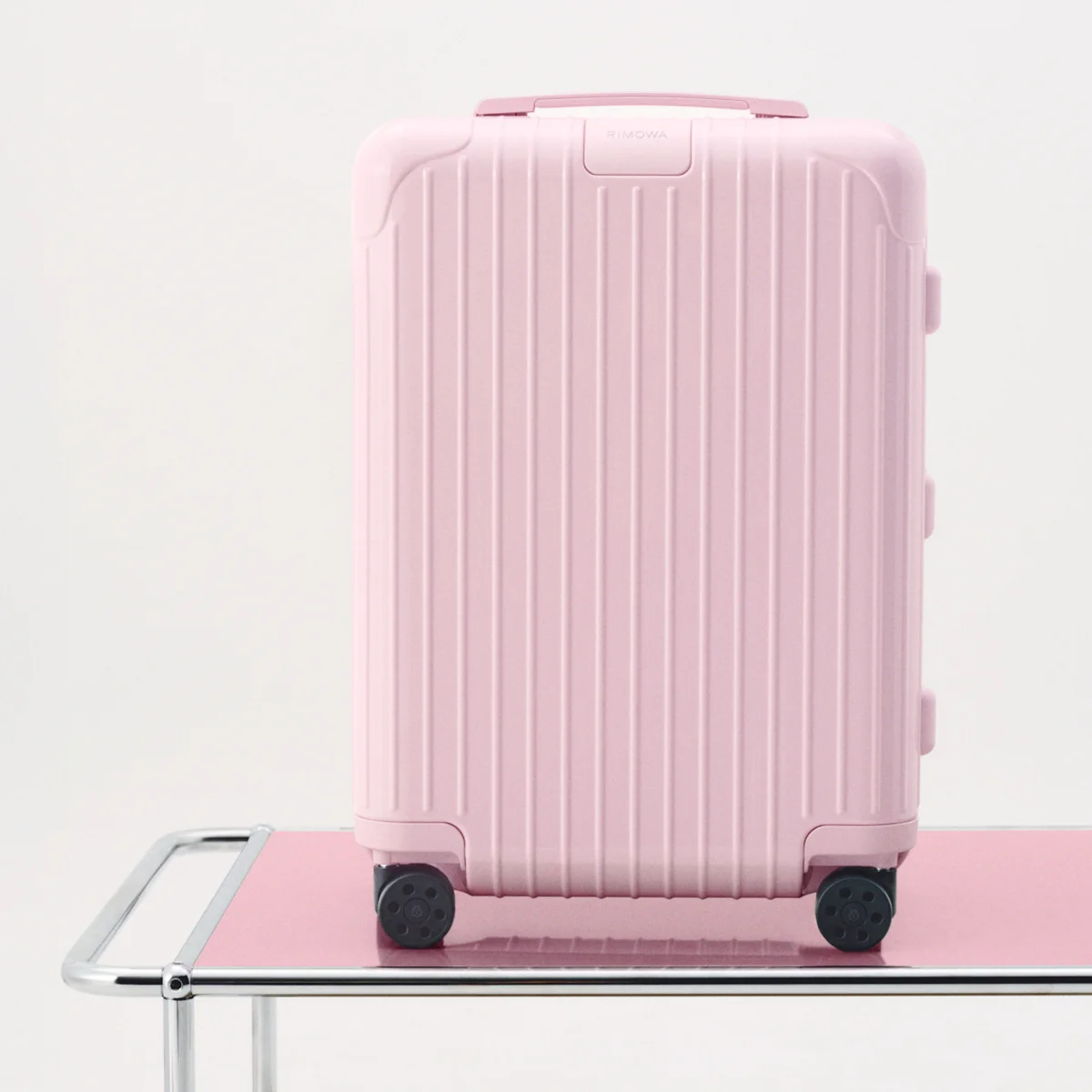 【リモワ】より、シーズン限定カラーの「バレリーナピンク」が登場