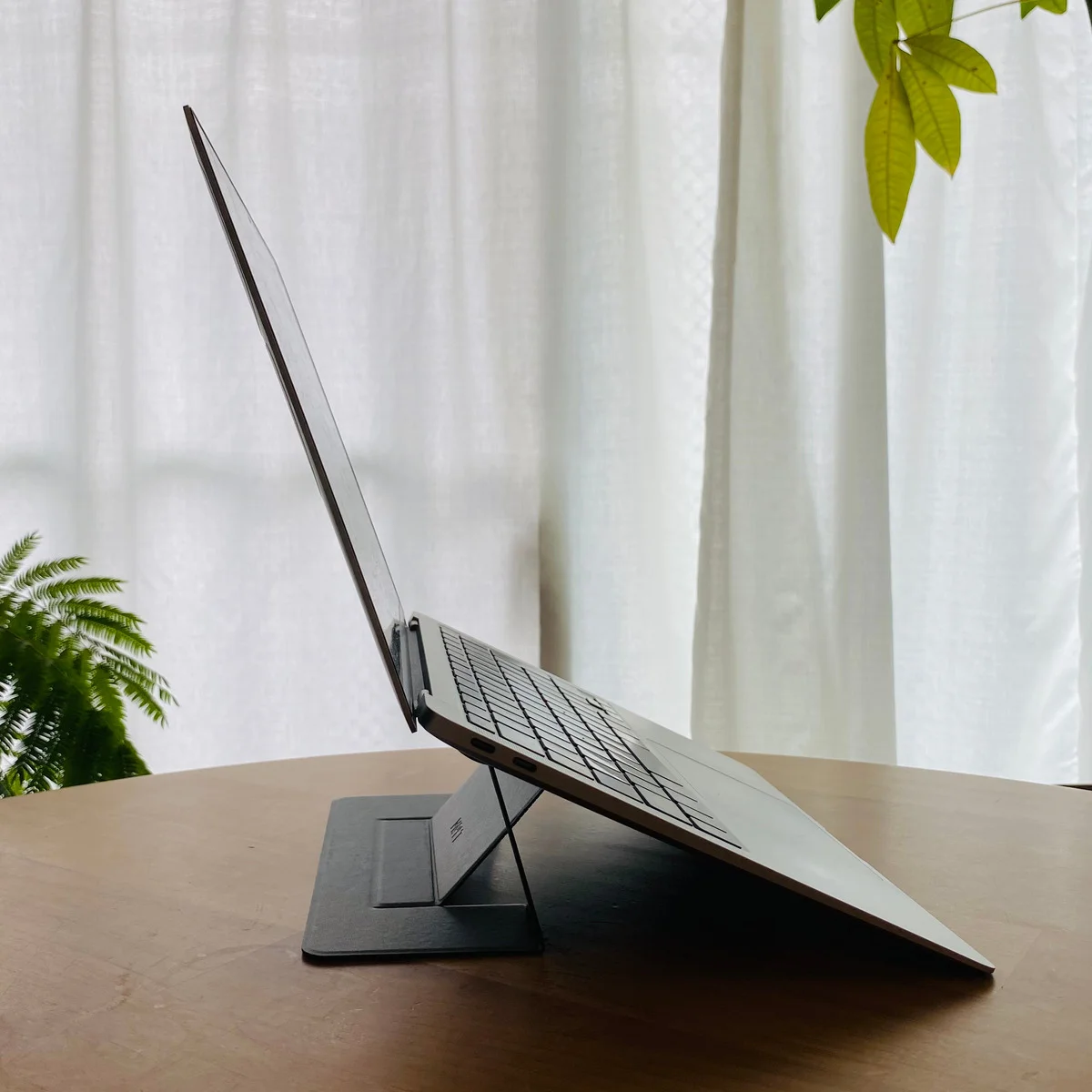 厚さ3mmの超薄型【MOFT】 のPCスタンドが、肩こりノマドワーカーを救う #深夜のこっそり話 #2297