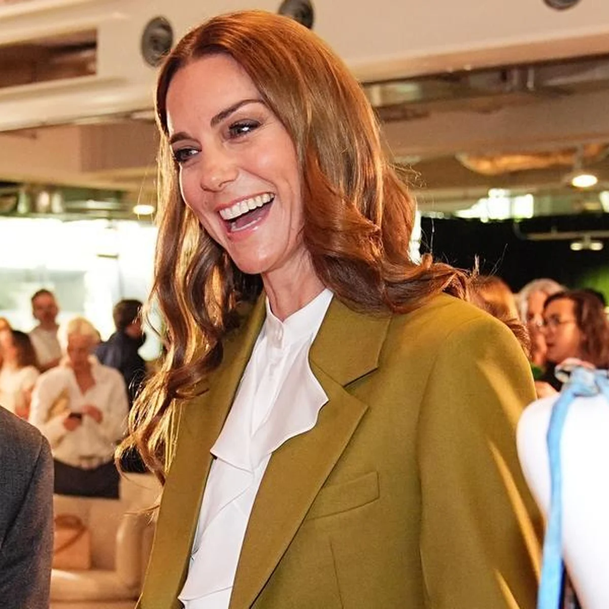 キャサリン皇太子妃がヴィクトリア・ベッカムのパンツスーツに身を包み、ファッションイベントに颯爽と登場！ お家騒動真っ只中にあるベッカム夫妻をサポートしたと話題に