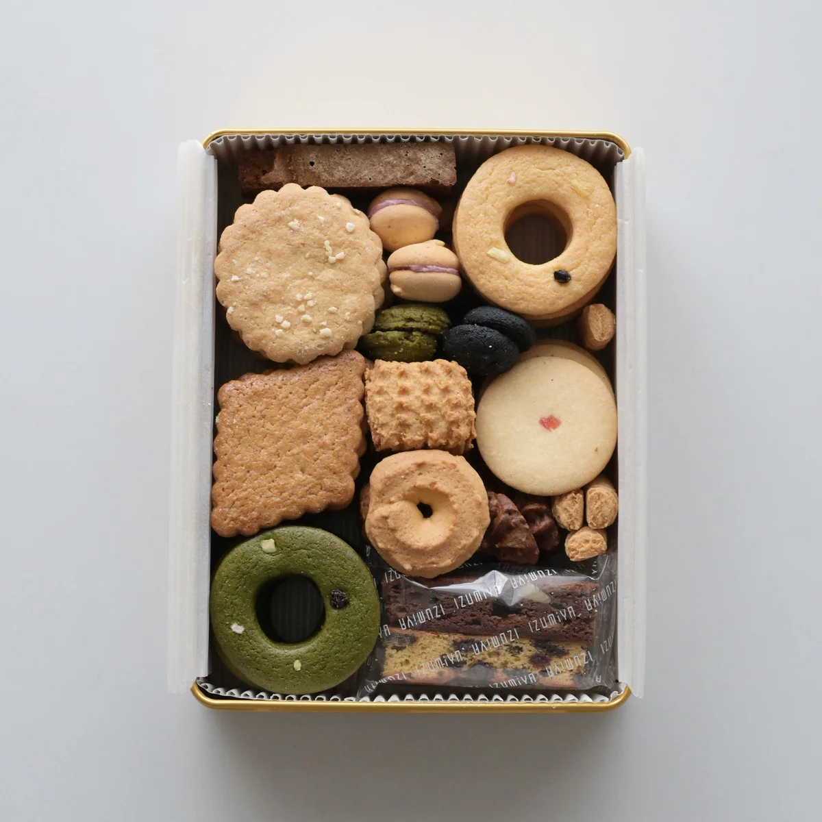 京都の【紀ノ國屋】で買える“まるで絵画”なクッキー缶。パッケージにはあの美人画がひょっこり