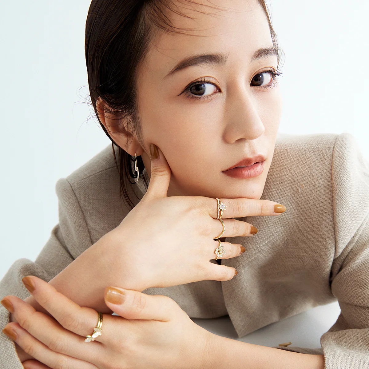 前田敦子がまとう、「アーカー」のダイヤモンドジュエリー