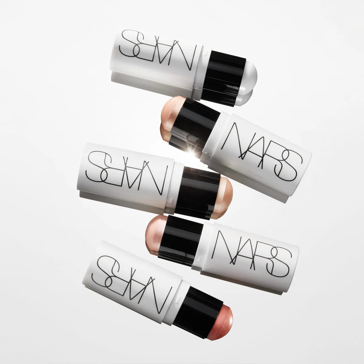 【NARS】を象徴する“光”がスティックに。多機能新作ハイライターで、どんな角度も美しく