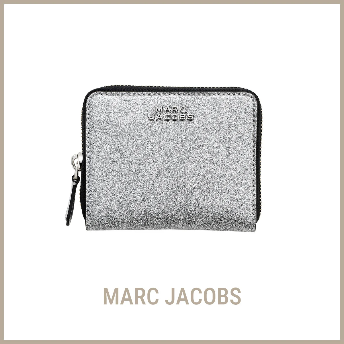 【マーク ジェイコブス】の財布。ホリデー気分が高まる、きらびやかなシルバーに魅了