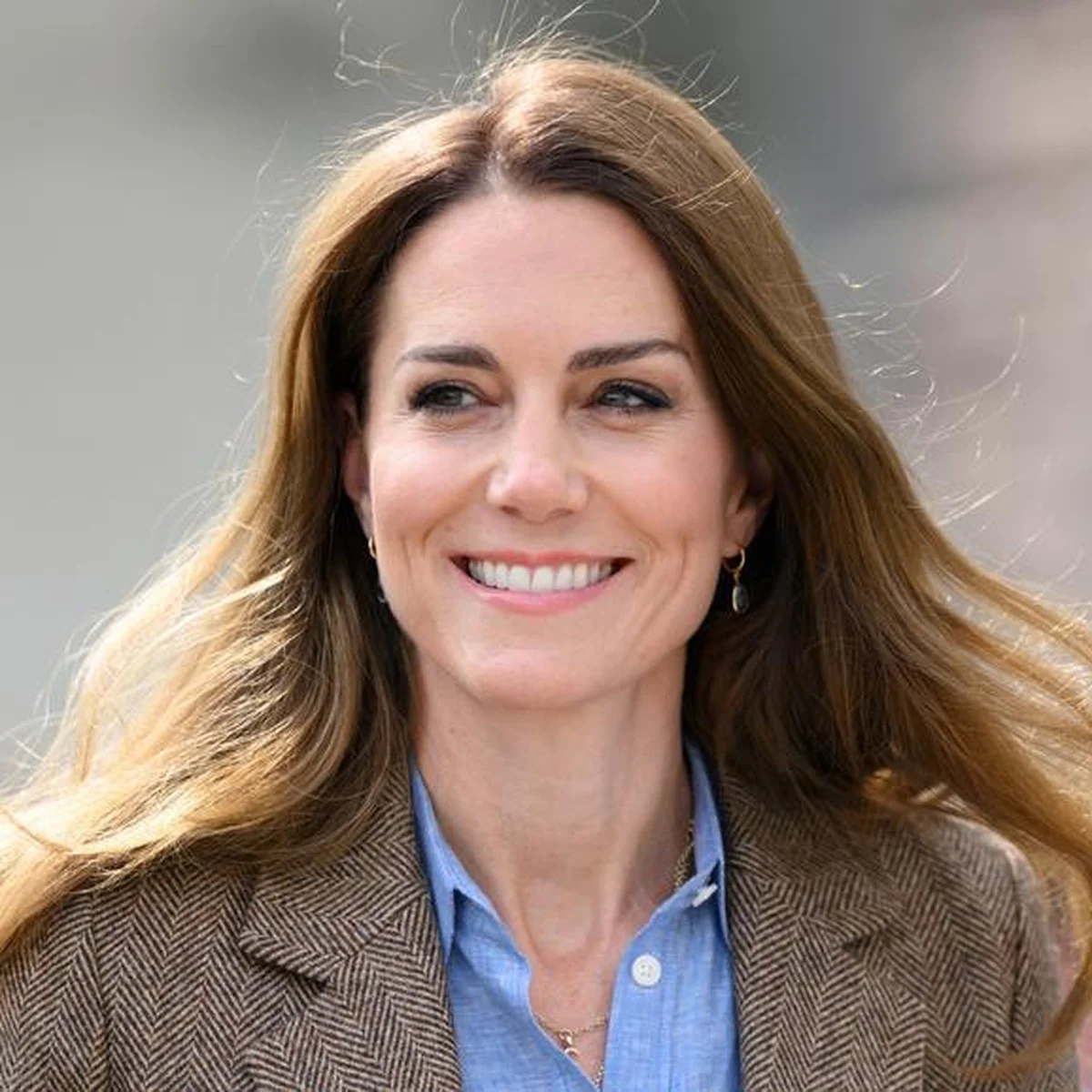 キャサリン皇太子妃の髪色がブロンドに！ 得意の着回しルックで礼拝に出かけるところをキャッチされる