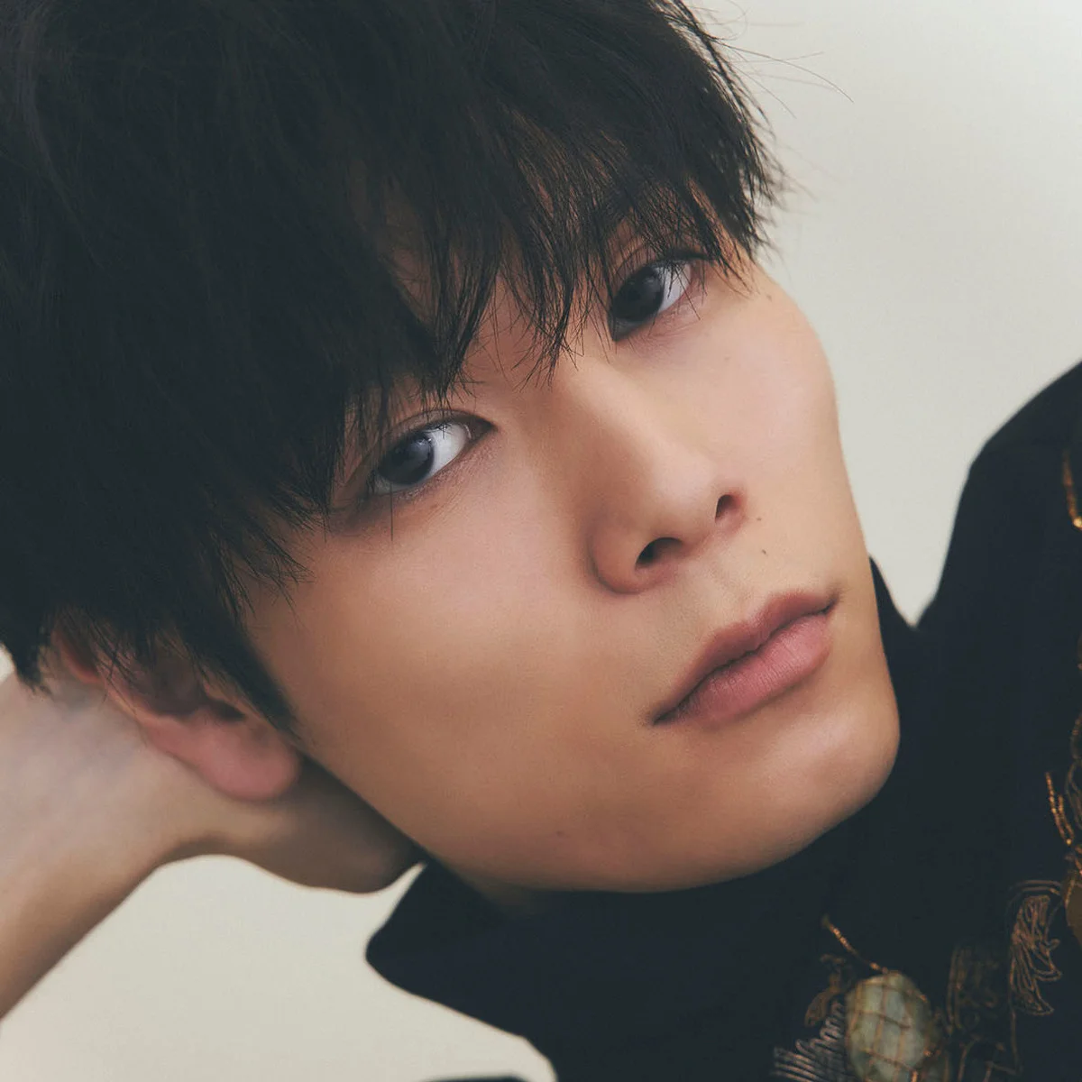 俳優【萩原利久】、二枚目と三枚目の狭間でたゆたう光【SPUR BOYS】