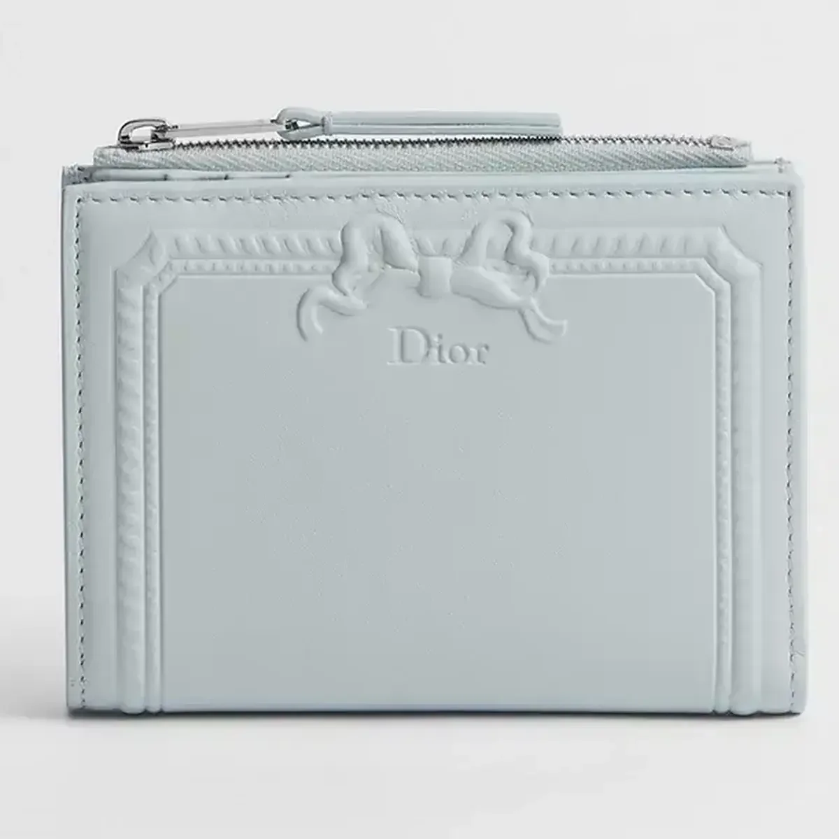 【ディオール】ロココの余韻を、モダンにまとう二つ折りウォレット