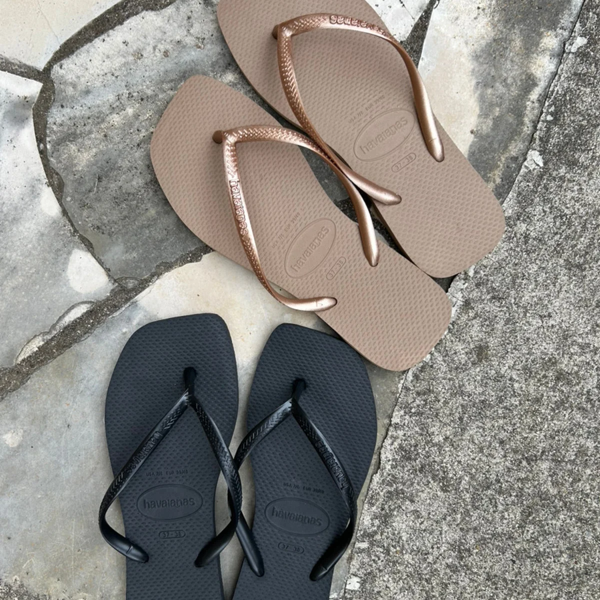 スクエアトゥで形がキレイ！ 思わず“イロチ買い”した【ZARA】と【ハワイアナス】のビーチサンダル #深夜のこっそり話 #2207
