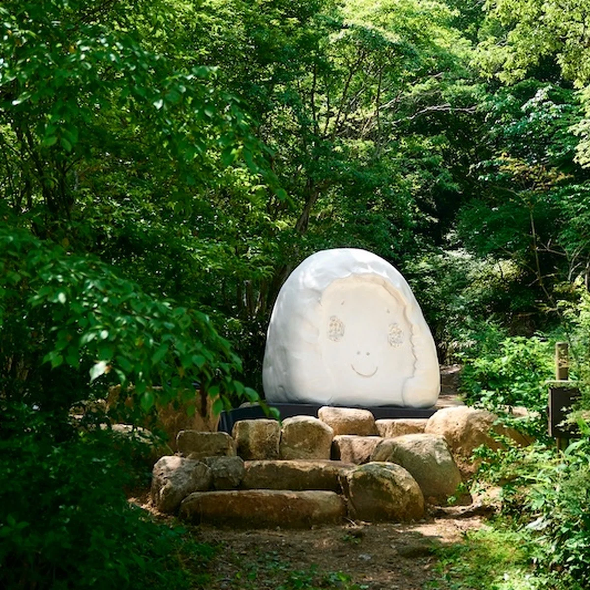 奈良美智作品も常設展示！ 神戸・六甲山上で自然とアートを満喫する「神戸六甲ミーツ・アート2025 beyond」が開催中