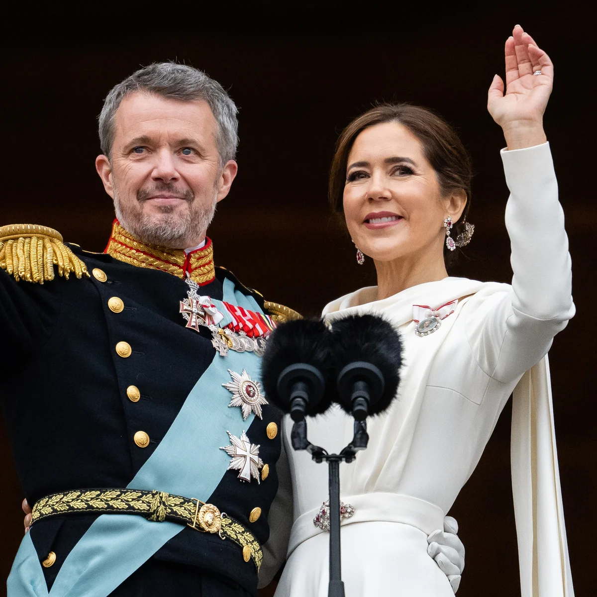 デンマークのメアリー王妃、エメラルドのティアラで圧巻の美しさを放つ！ 一方、義弟夫妻は子どもたちの称号剥奪に対する不満を吐露