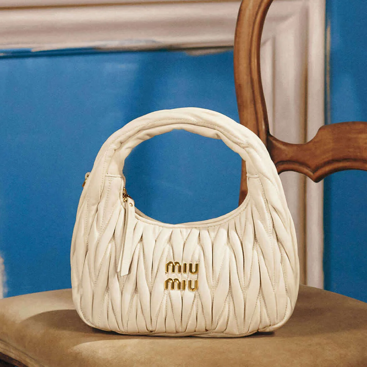 【ミュウミュウ】のアイコンバッグ「アルカディ」や「ワンダー」の新色が登場。ジジ・ハディッドを起用したビジュアルにも注目