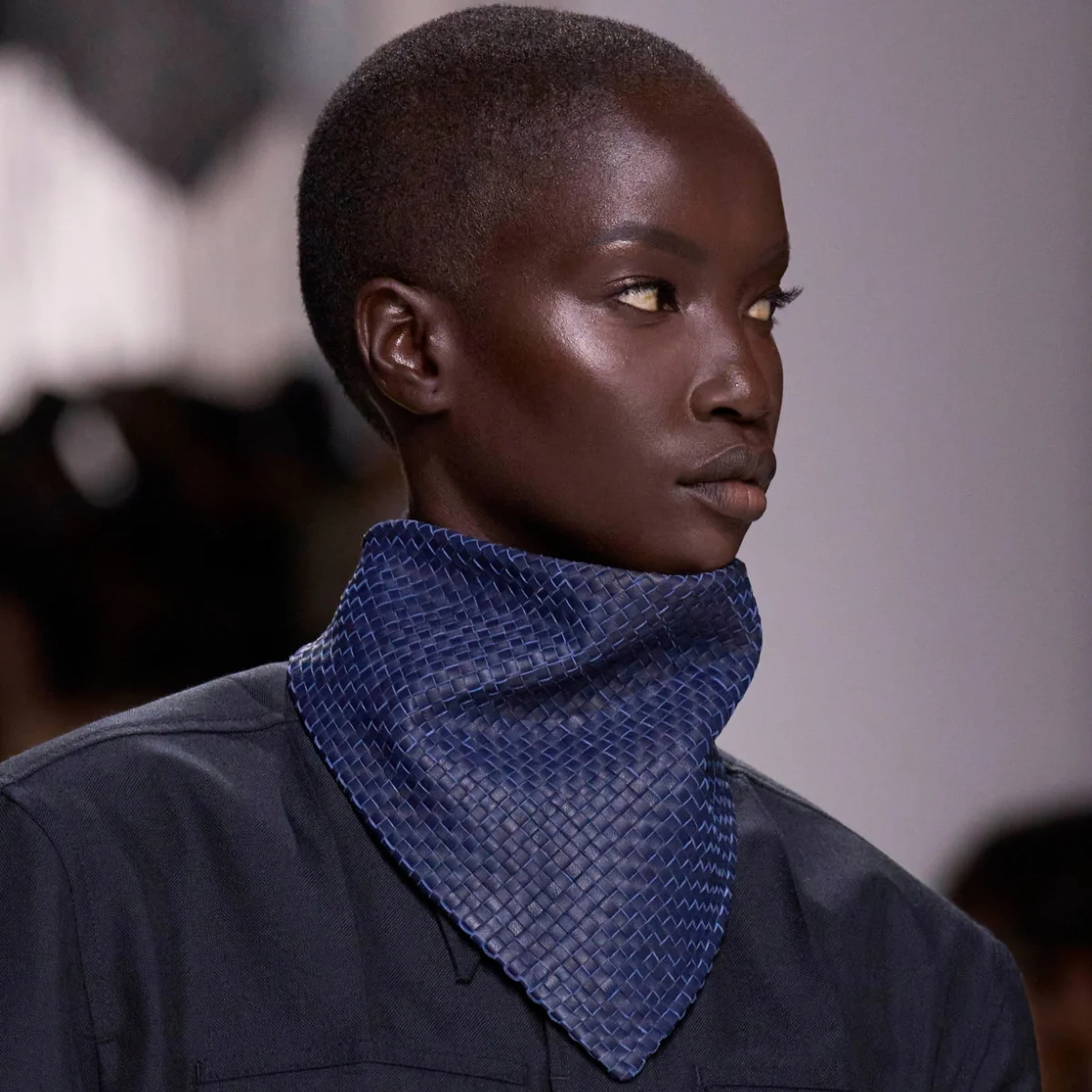 【ボッテガ・ヴェネタ】イントレチャートをまとったレザーバンダナが登場。定番小物をラグジュアリーに刷新