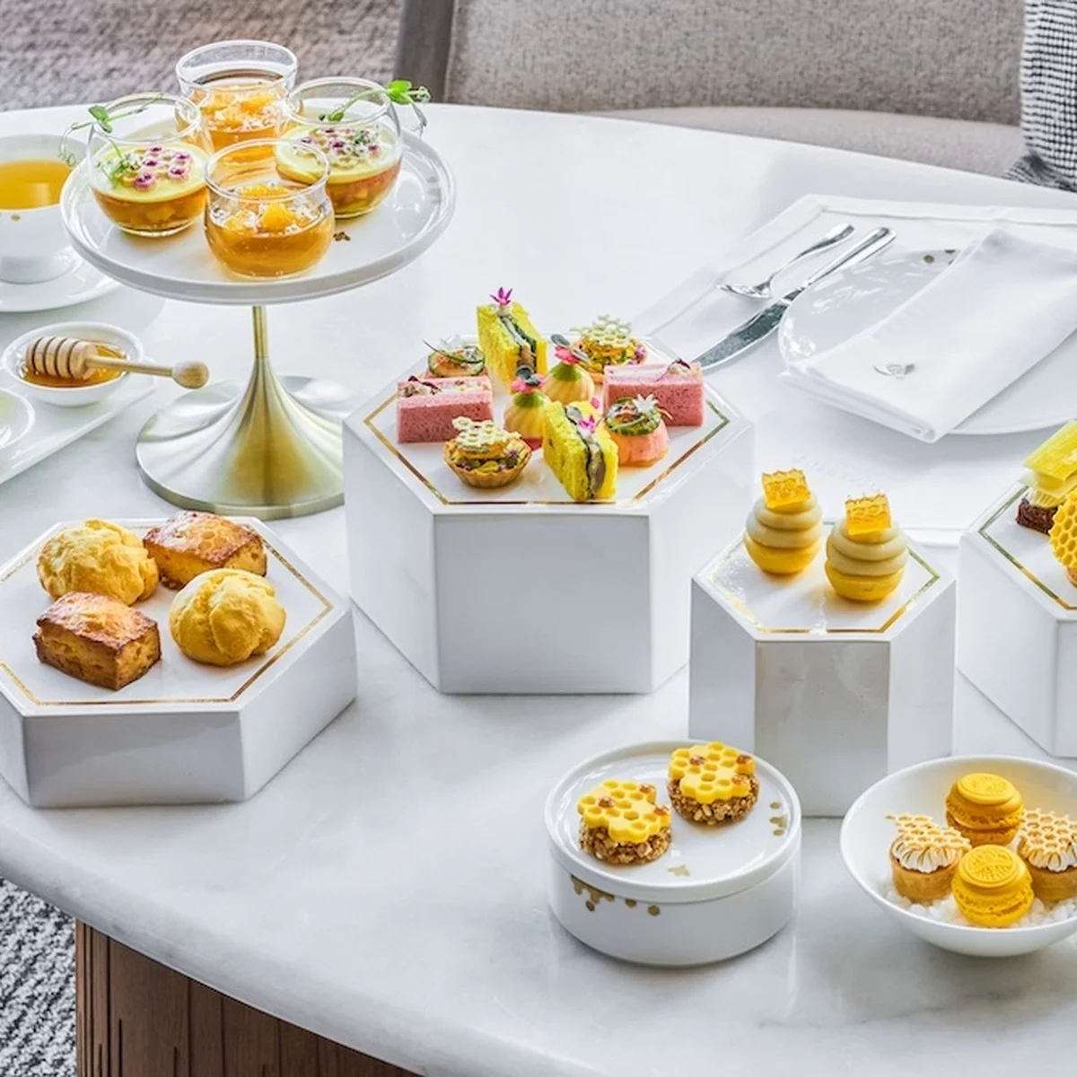 【ショーメ】がザ・リッツ・カールトン東京とコラボ。メゾンを象徴する「ビー ドゥ ショーメ」コレクションを表現したアフタヌーンティーを提供中