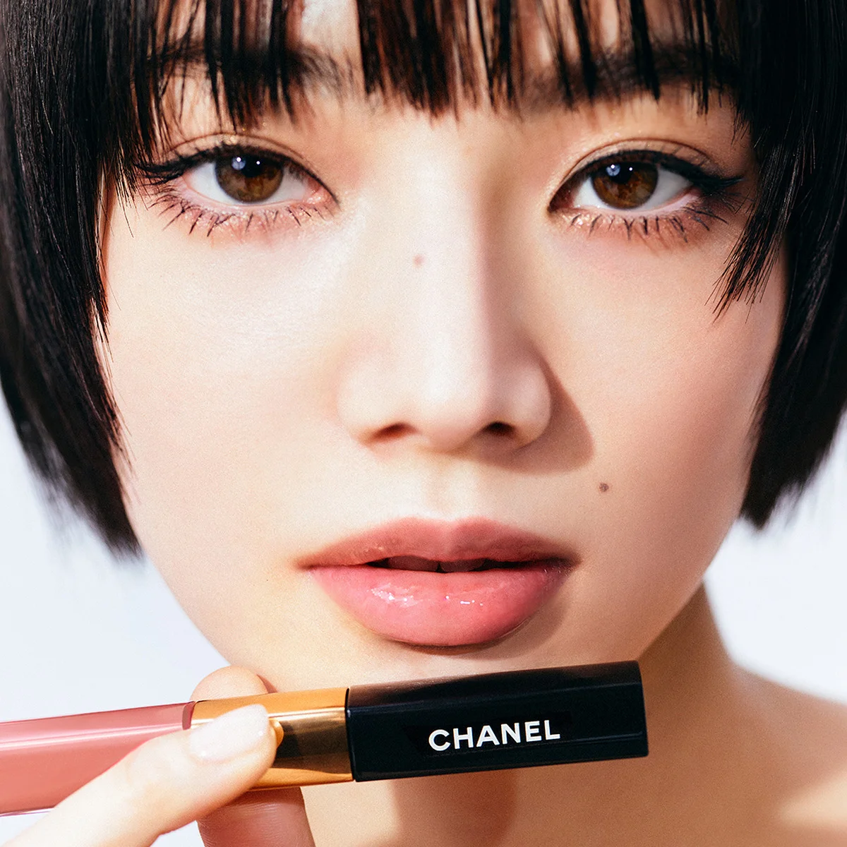 【シャネル】小松菜奈が魅せる、落ちない艶。2 in 1リップの新ビジュアルに注目！
