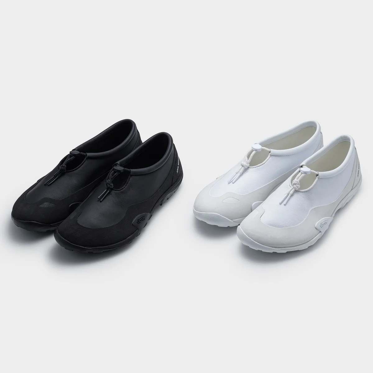 【ジュンヤ ワタナベ】と【ニューバランス】のコラボスニーカーがローンチ。ミニマルなモノトーンの配色が魅力