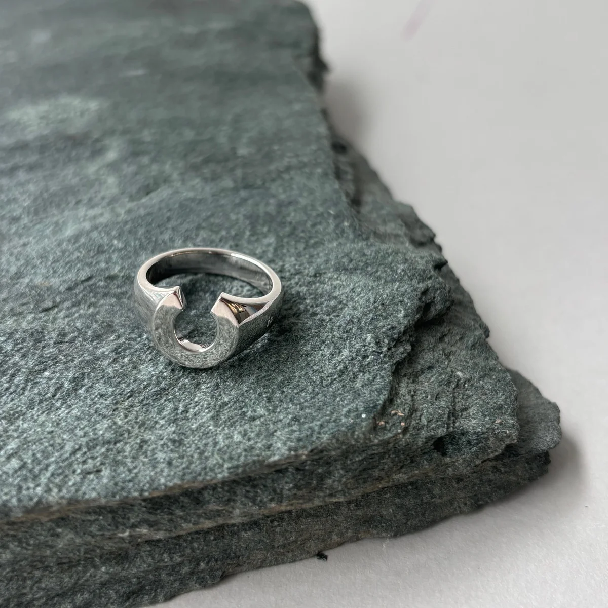 幸運のお守りは【トムウッド】のフェリックスリング