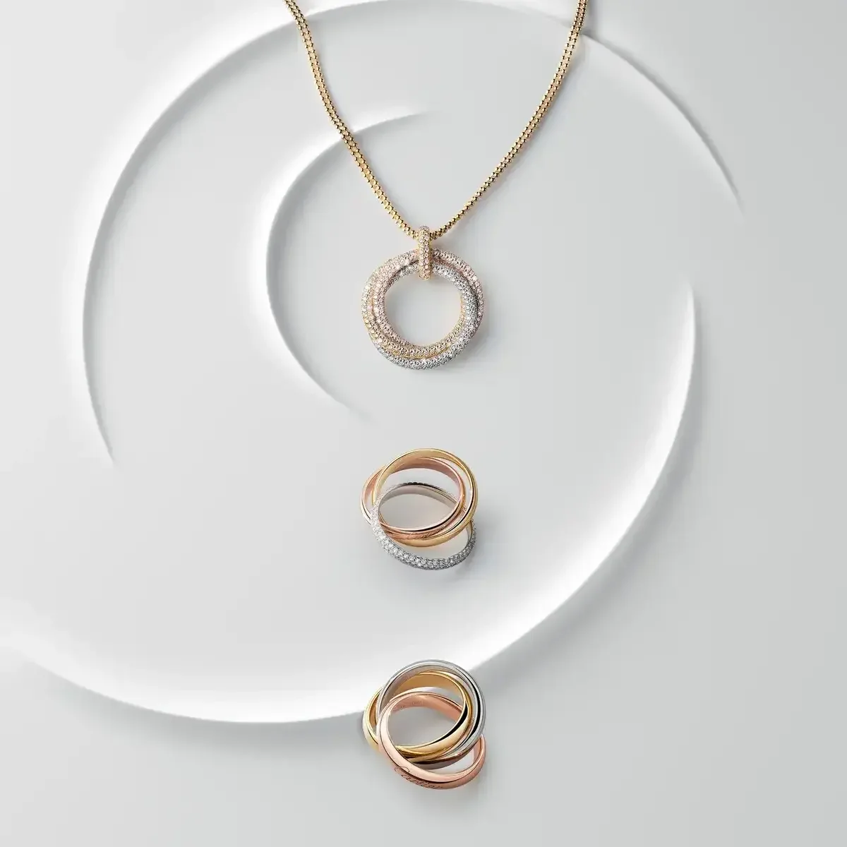 【カルティエ】永遠の名品ジュエリー&ウォッチ3選｜「LOVE」、「トリニティ」、「タンク」