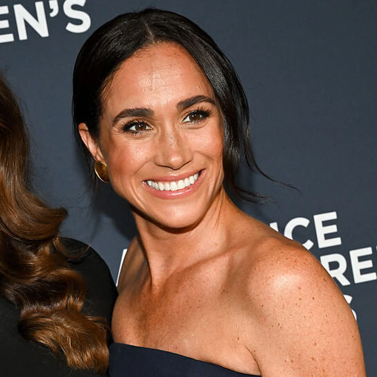 メーガン妃とヘンリー王子、近隣住民から「誰も彼らと一緒にいるところを見られたくない」と冷たい扱いを受ける。また、メーガン妃はSNSでユーモラスに謝罪