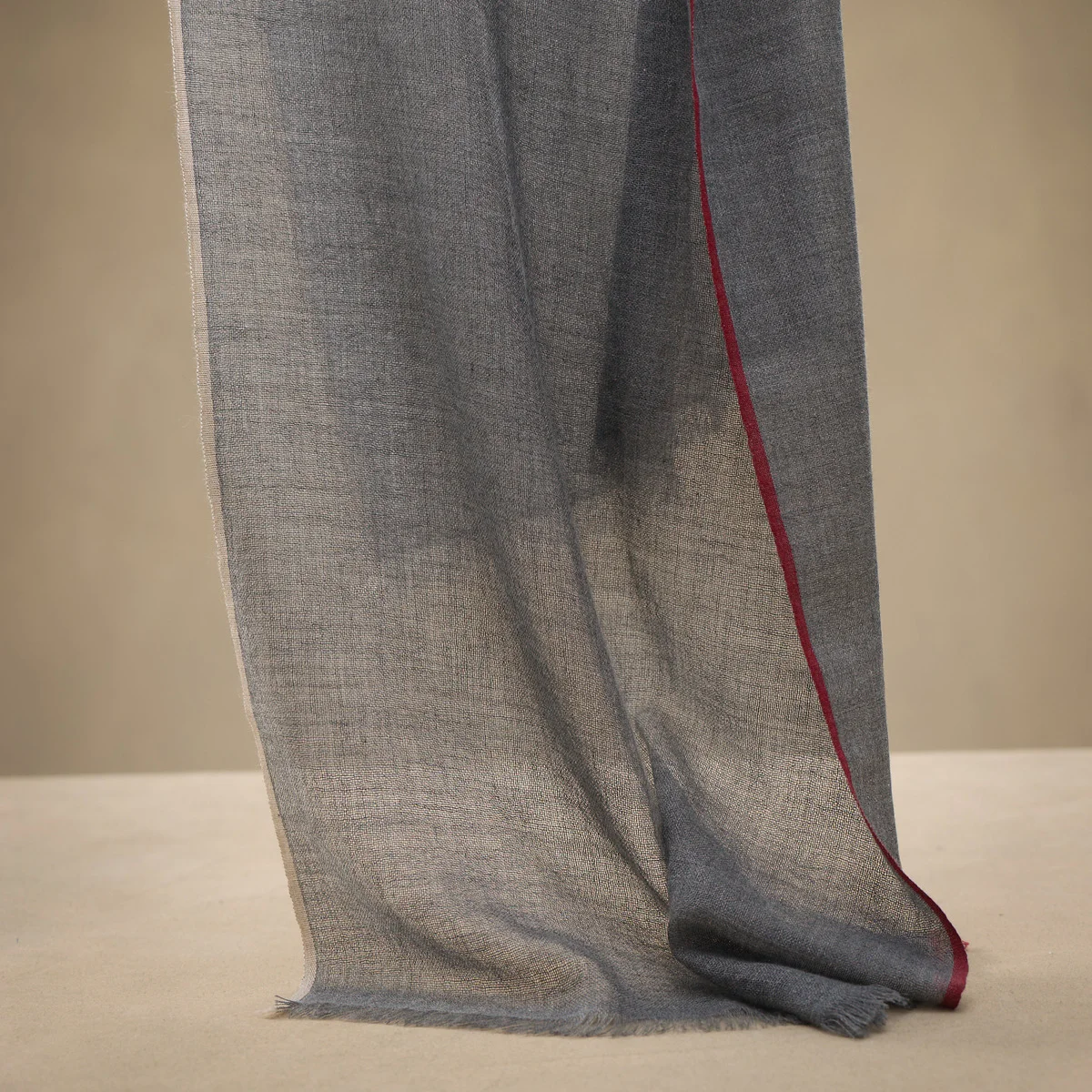 【ブルネロ クチネリ】から「ヒマラヤ再生ファッションリビングラボ」による、ヒマラヤンカシミヤで製作したストールが数量限定で発売