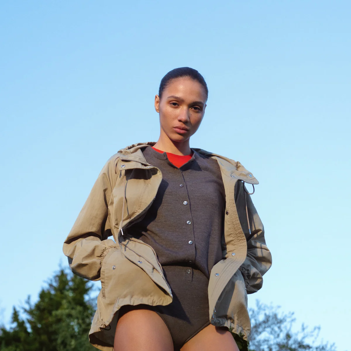 【タトラス】の軽やかなブルゾンやパンツなどに注目！ アーストーンで都会的なムードをまとう2026年春夏コレクション