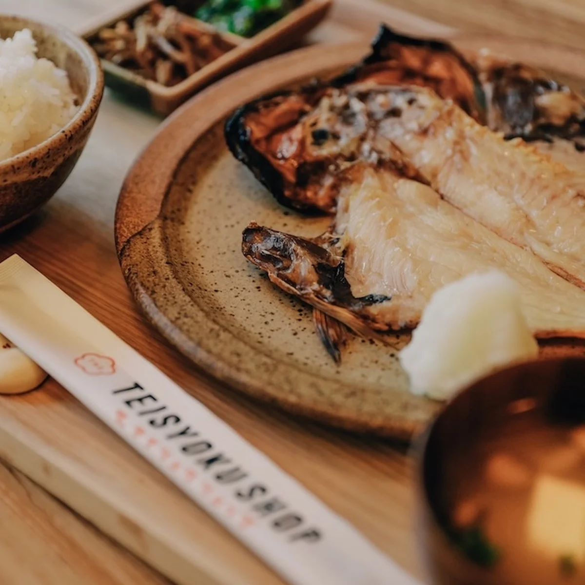 原宿「THE TEISYOKU SHOP」が移転オープン！  厳選素材でつくる正統派の“日本の定食”を居心地のいい空間で味わう