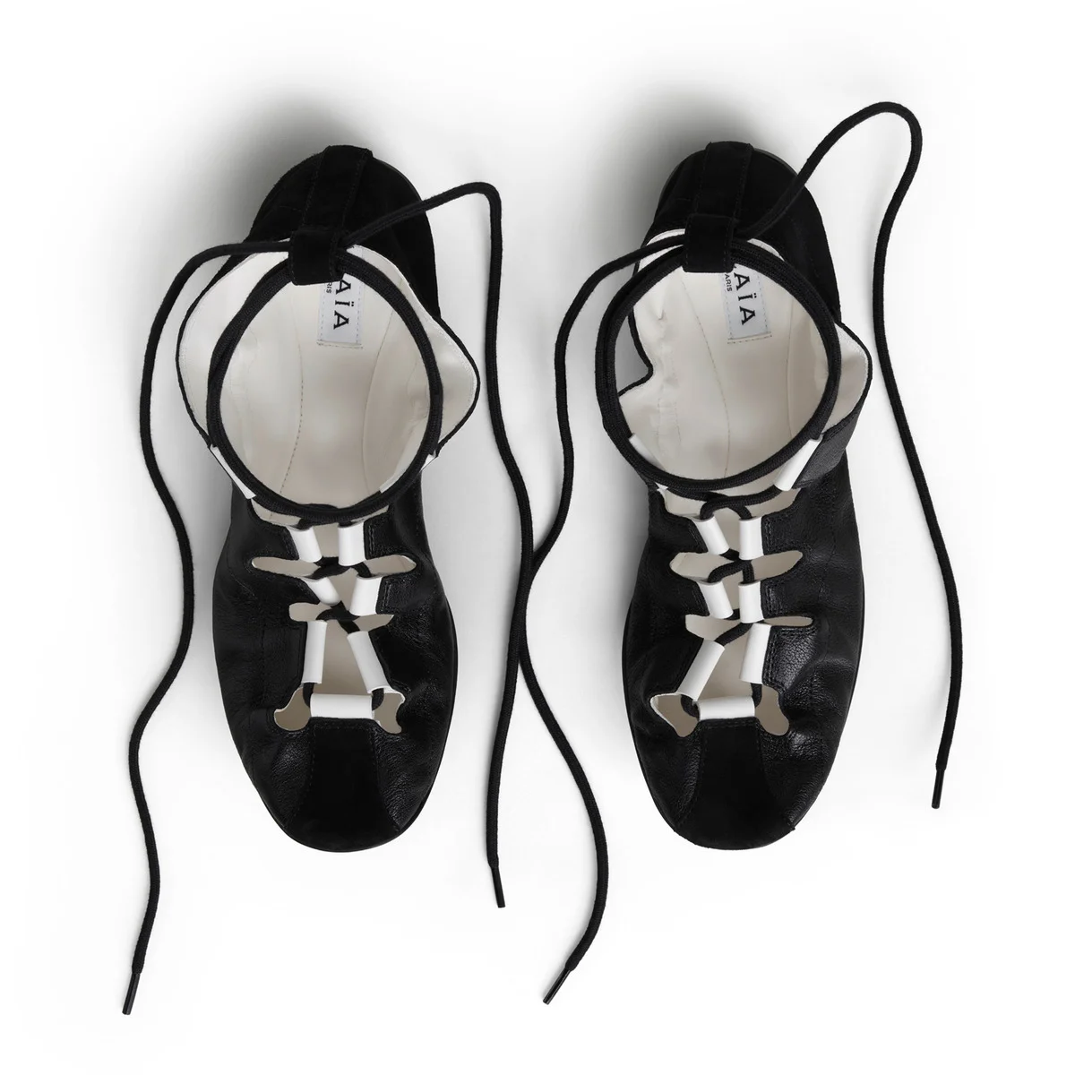 【アライア】新作フラットシューズ「フォールド」が登場。ダンスの美学を宿すレースアップ仕様に注目