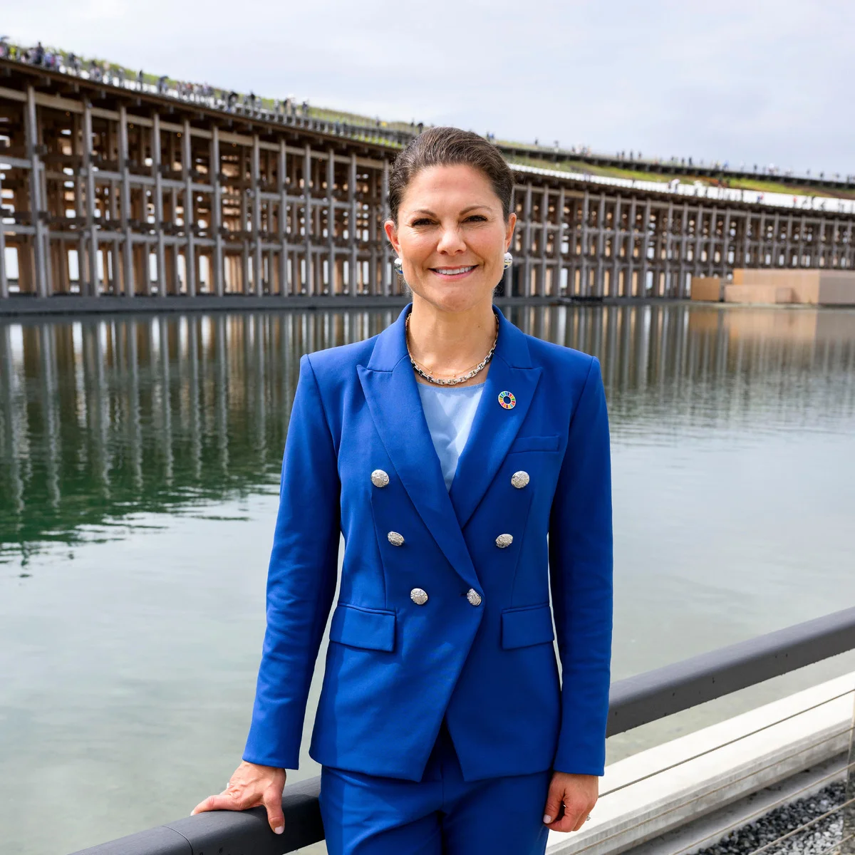スウェーデンの次期女王ヴィクトリア皇太子が大阪・関西万博で来日し、日本各地を訪問！平和記念公園への訪問の様子や夫ダニエル王子と好感度大なデニムルックでサイクリングを楽しむレアなショットなどを公開